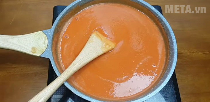 Cho tương cà đã lọc lên bếp đun