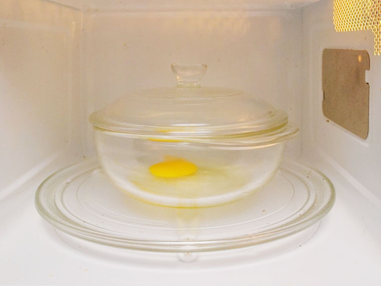 Đập vỏ trước khi cho vào lò vi sóng