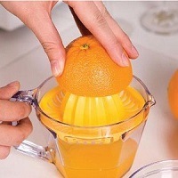 Vắt nước cam, quýt, bưởi bằng đồ vắt cam. Vắt nước cam, quýt, bưởi bằng đồ vắt cam.