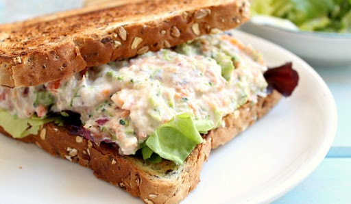 Sandwich cá ngừ và sốt mayonnaise Sandwich cá ngừ và sốt mayonnaise