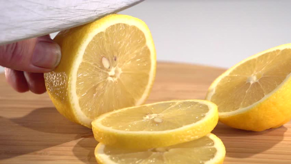 Cắt trái chanh và vắt nước cốt chanh Cắt trái chanh và vắt nước cốt chanh