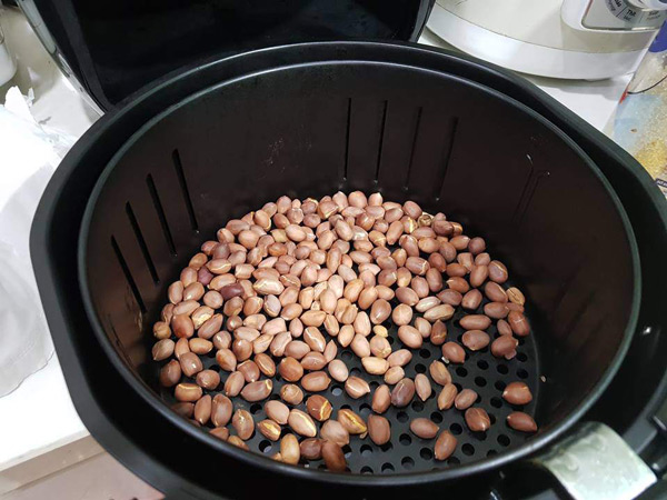 Lạc rang cho vào nồi chiên không dầu