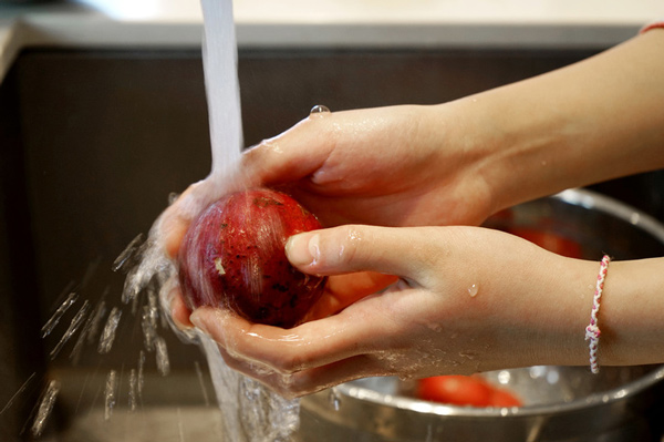 Rửa đất cát, bụi bẩn bám trên khoai lang