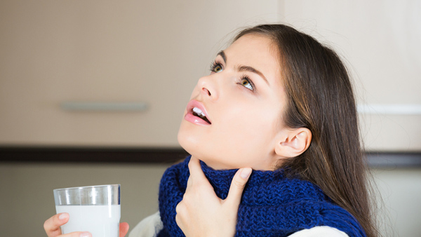 Súc miệng, súc họng bằng nước muối sinh lý Súc miệng, súc họng bằng nước muối sinh lý