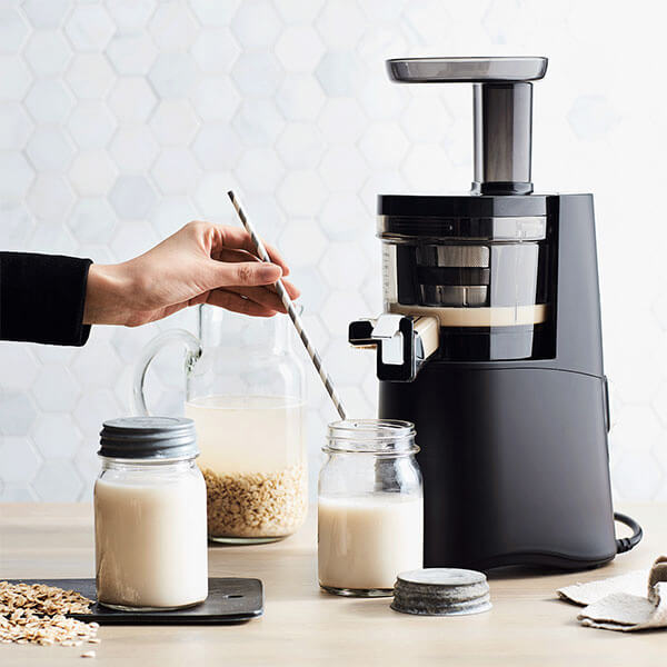 Làm sữa hạt bằng máy ép chậm 