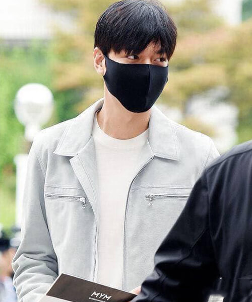 Đeo khẩu trang vải trông cũng thật thời trang và hợp thời Đeo khẩu trang vải trông cũng thật thời trang và hợp thời