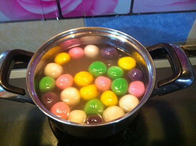 Bánh trôi ngũ sắc khi đem đi luộc