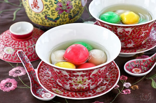 Bánh trôi nước đa sắc nhân đậu xanh lá dứa trông thật đẹp mắt