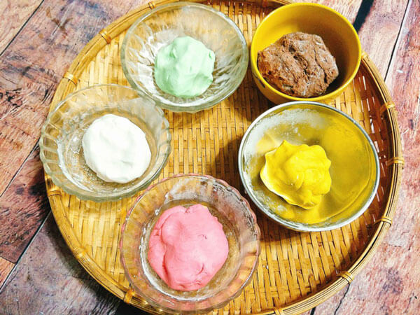 Bột bánh trôi ngũ sắc sau khi nhào