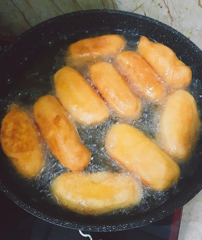 Lưu ý khi chiên bánh chuối cần để sôi dầu mới cho bánh vào chiên