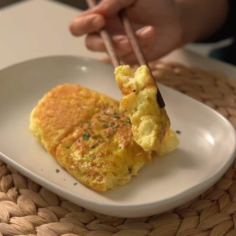 Thành quả cuối cùng là món trứng rán bọt biển vàng ươm, bồng bềnh, đẹp mắt