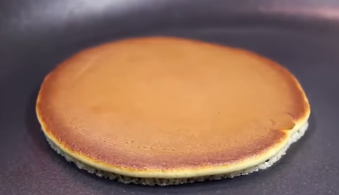 Rán vàng mặt bánh bằng chảo 