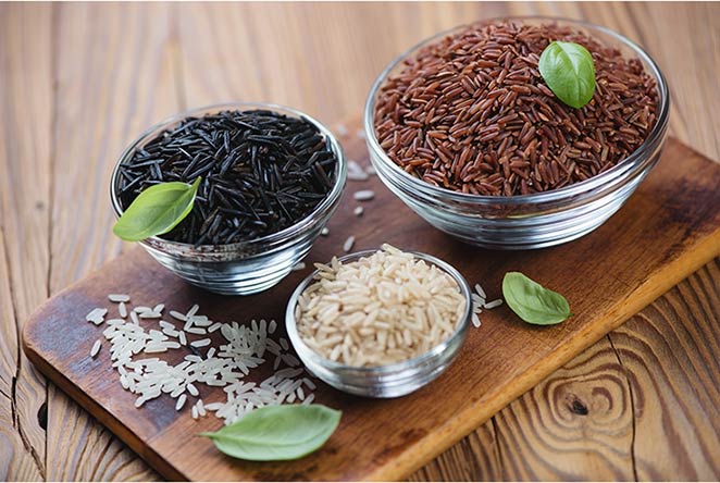 Gạo huyết rồng khác với gạo lứt thường đó là khi bẻ đôi thì bên trong hạt gạo có màu đỏ thay vì màu trắng Gạo huyết rồng khác với gạo lứt thường đó là khi bẻ đôi thì bên trong hạt gạo có màu đỏ thay vì màu trắng