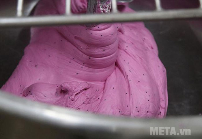 Nhào bột thật nhuyễn