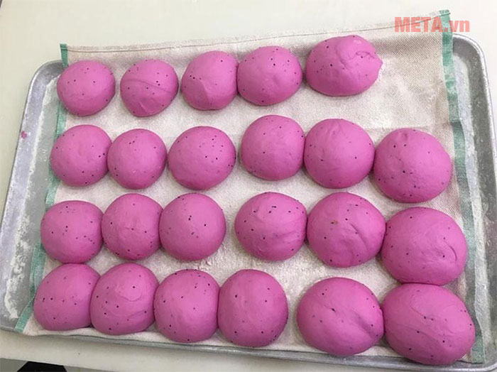 Nặn bánh thành hình