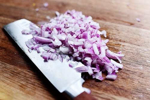 Hành tím băm nhuyễn và phi thơm Hành tím băm nhuyễn và phi thơm