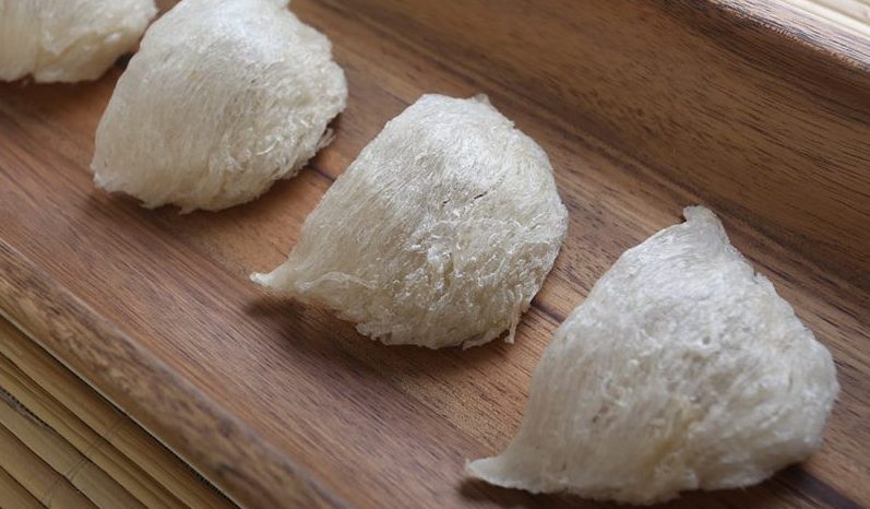 Tổ yến chưng đường phèn là một cách chế biến yến sào phổ biến