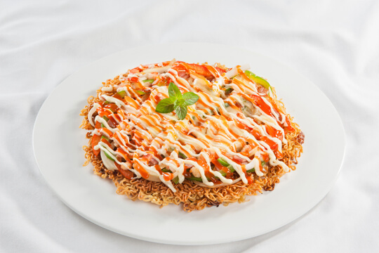 Cách làm pizza mì tôm lạ miệng cùng trứng và xúc xích