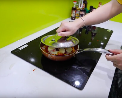 Bước 4: Nướng chín pizza mì tôm xúc xích với chảo chống dính