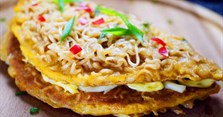 Cách làm pizza mì tôm lạ miệng cùng trứng và xúc xích