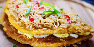 Cách làm pizza mì tôm lạ miệng cùng trứng và xúc xích