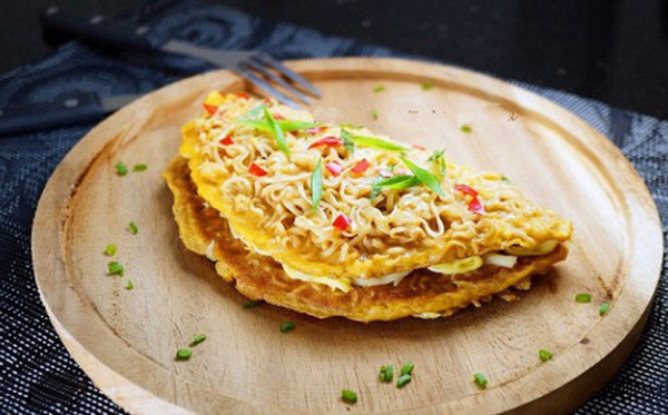 Chế biến pizza mì gói độc lạ
