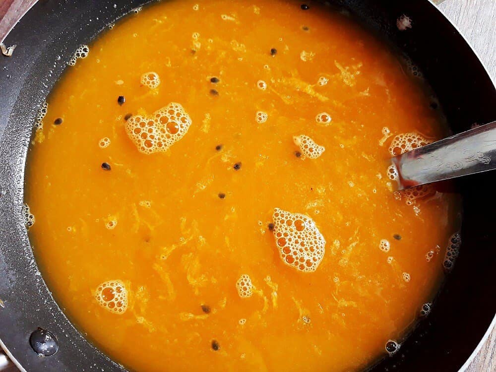 Cho nước cốt chanh leo vào nồi, đun tới khi sôi thì cho nhỏ lửa lại