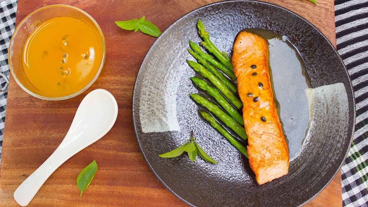 Cá hồi áp chảo muối hồng sốt chanh leo