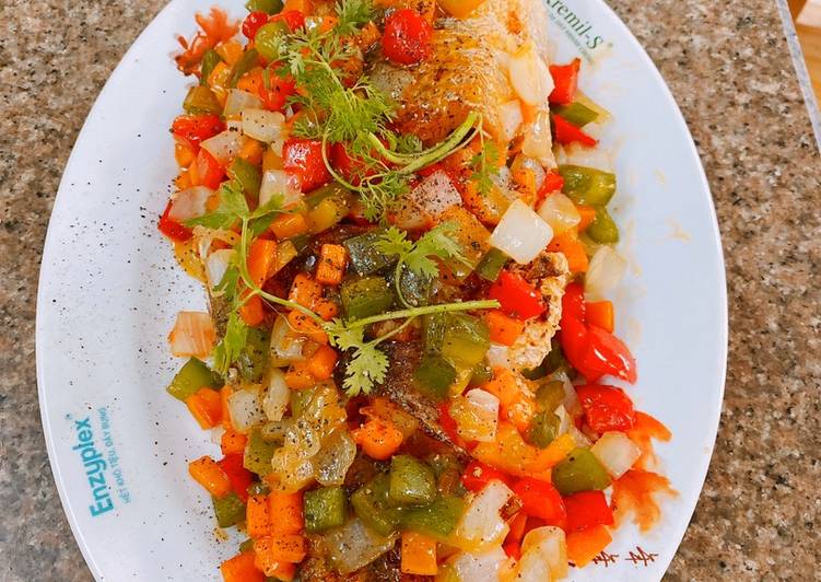 Cá chẽm sốt chanh dây và rau củ