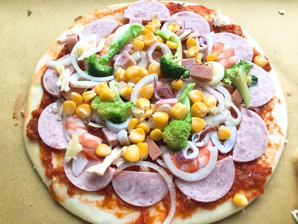 Bước 3: Xếp nguyên liệu lên bề mặt vỏ bánh rồi nướng chín