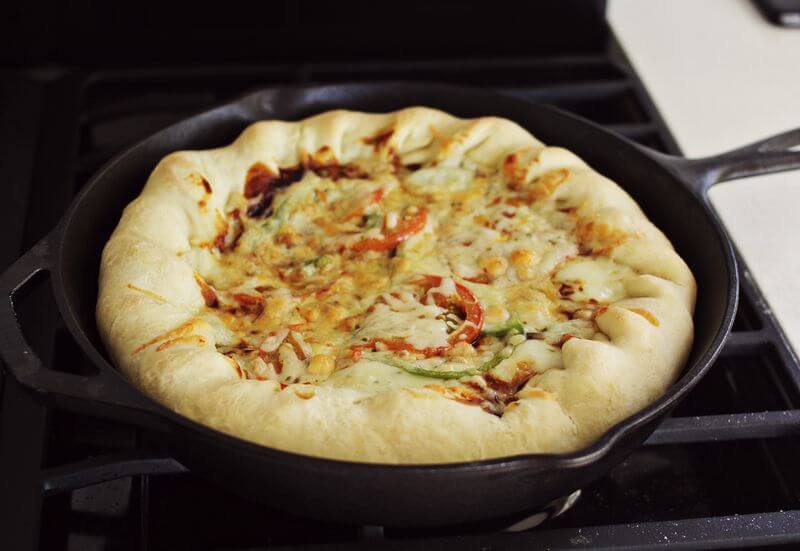 Dùng kỹ thuật áp chảo để làm chín pizza