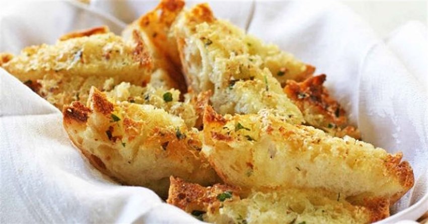 Cách làm bánh mì bơ tỏi bằng nồi chiên không dầu ngon giống Pizza Hut