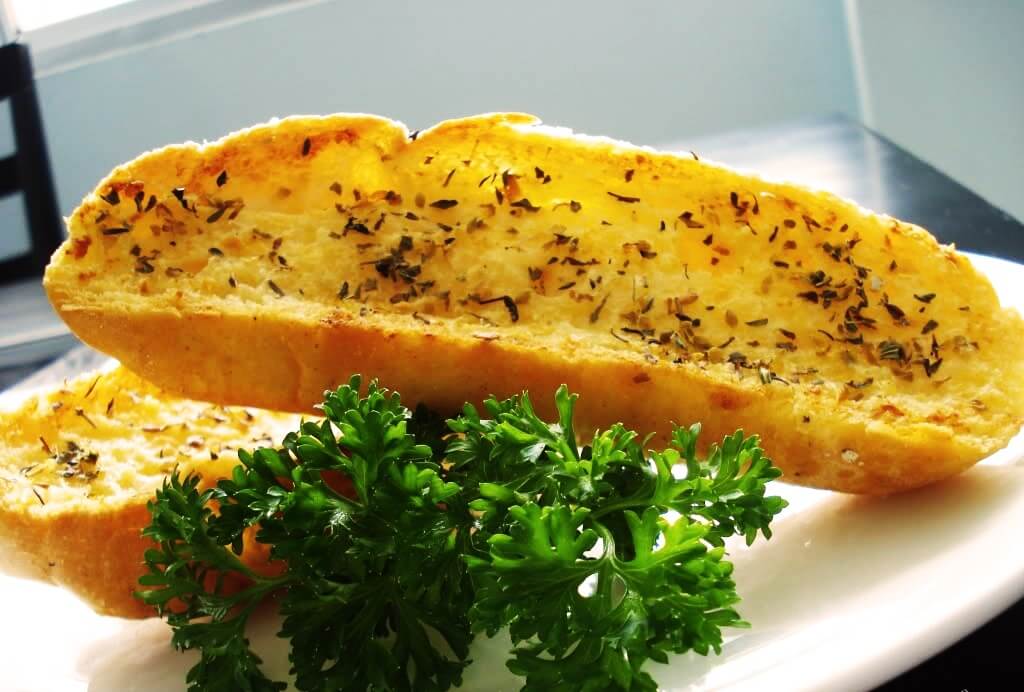 Cách làm bánh mì bơ tỏi bằng chảo, lò vi sóng Cách làm bánh mì bơ tỏi bằng chảo, lò vi sóng