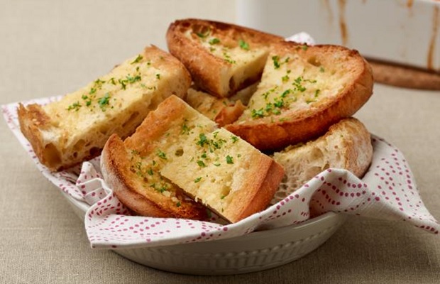 Cách làm bánh mì nướng bơ tỏi bằng chảo, lò vi sóng Cách làm bánh mì nướng bơ tỏi bằng chảo, lò vi sóng