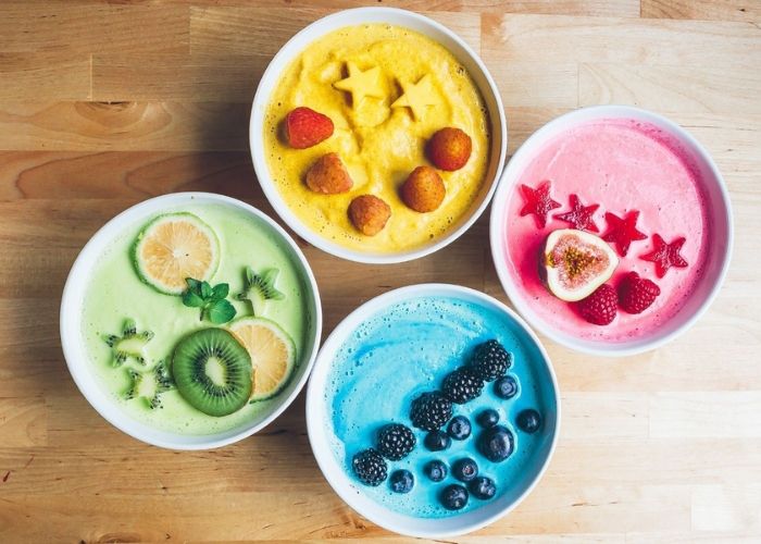 Smoothie Bowl thường được làm chủ yếu từ các loại hoa quả xay nhuyễn và ăn kèm với nhiều loại toppings như ngũ cốc, các loại hạt, hoa quả cắt nhỏ