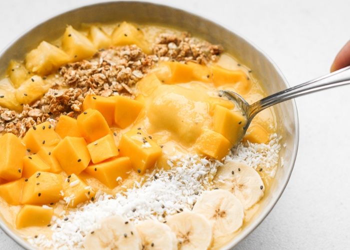 Một bát Smoothie Bowl có chuối, xoài, dứa sẽ giúp bạn có thêm năng lượng khởi đầu một ngày nắng nóng 