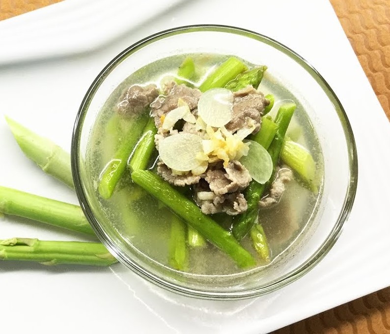 Canh sườn nấu măng tây