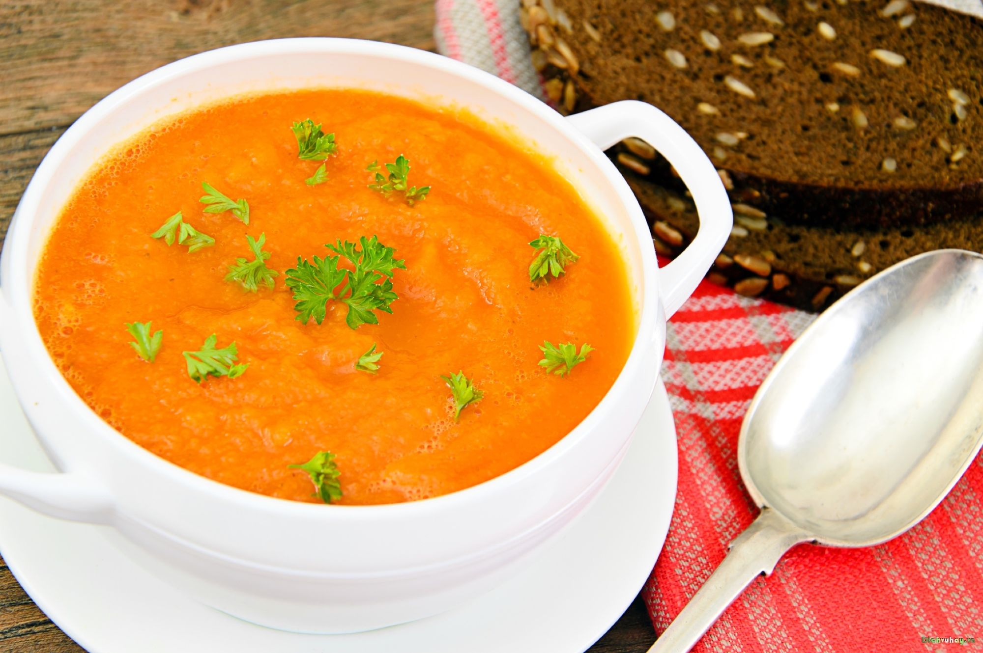  Nấu cháo cá hồi, bí đỏ, hạt sen