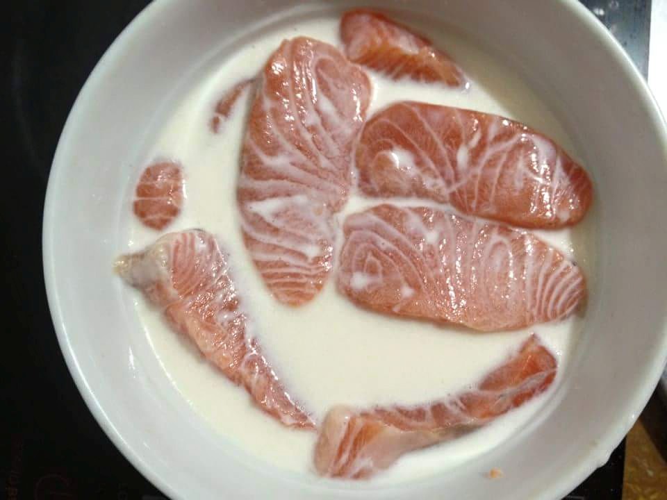 Ngâm cá hồi với sữa tươi