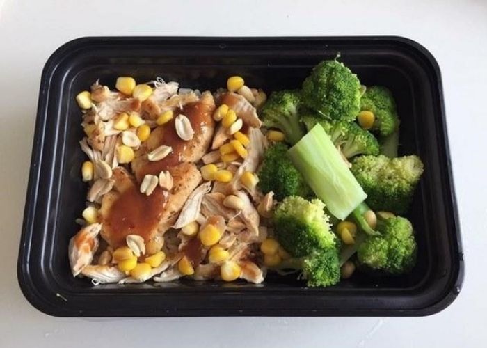 Thực đơn Eat Clean giảm cân 1 tháng: Ức gà áp chảo xé nhỏ + ngô xào (dầu oliu) + súp lơ luộc