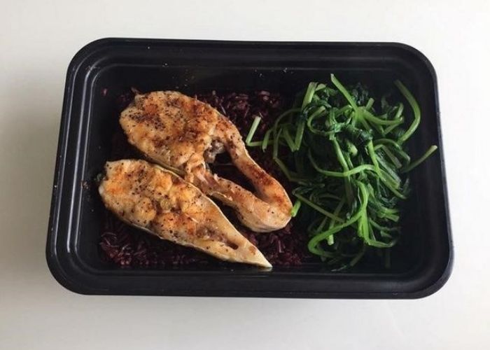 Cơm gạo lứt + cá thu rán (dầu oliu) + cải luộc