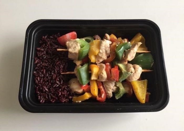 Cơm gạo lứt + xiên gà và rau củ nướng