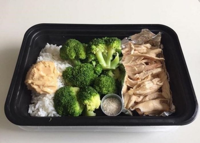 Cơm +  súp lơ luộc + ức gà luộc xé nhỏ