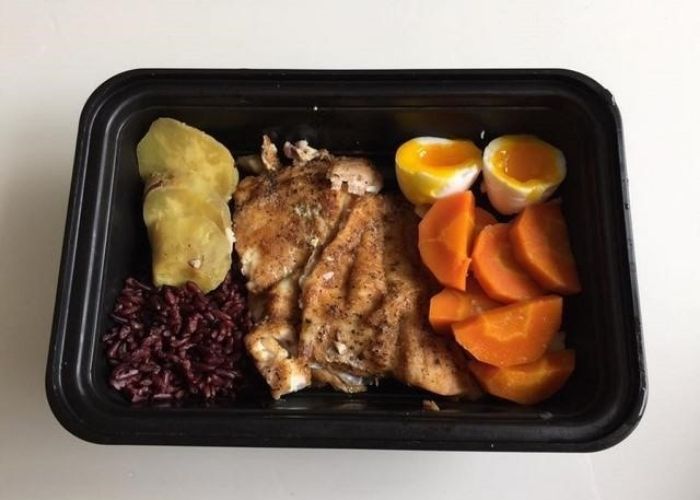 Cơm gạo lứt + Khoai lang luộc + Cá rán (dầu oliu) + Trứng luộc lòng đào + Cà rốt luộc