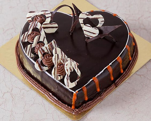 Thêm một chút kem và kẹo để hương vị bánh gato hình trái tim được ngọt ngào hơn Thêm một chút kem và kẹo để hương vị bánh gato hình trái tim được ngọt ngào hơn