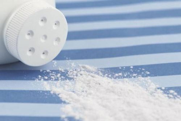 Trị hôi chân bằng phấn rôm Trị hôi chân bằng phấn rôm