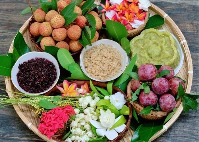 Trong ngày mùng 5 tháng 5, người Việt thường ăn hoa quả, rượu nếp... như một cách để diệt sâu bọ trong cơ thê