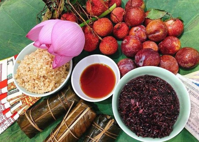 Mâm lễ thắp hương ngày mùng 5 tháng 5 không thể thiếu hoa quả, bánh gio, rượu nếp... 