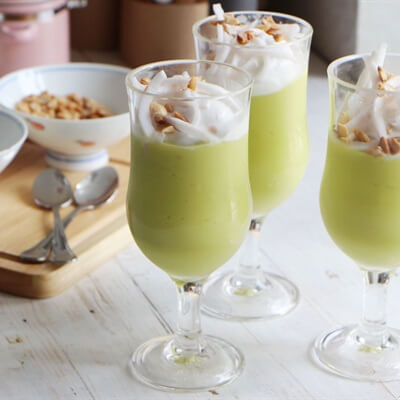 Ly kem bơ giải nhiệt mùa hè đẹp mắt được trang trí thêm bằng dừa tươi và đậu phộng rang Ly kem bơ giải nhiệt mùa hè đẹp mắt được trang trí thêm bằng dừa tươi và đậu phộng rang