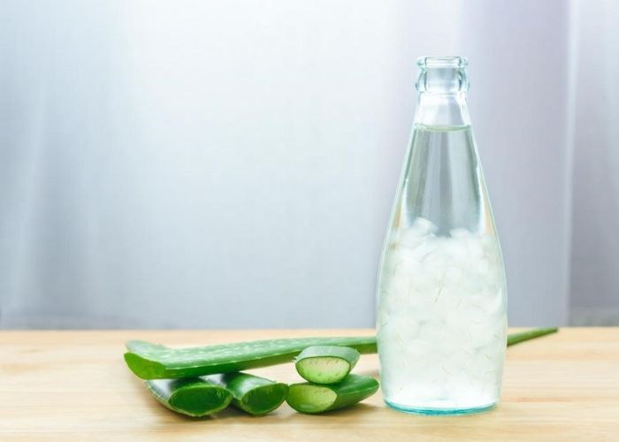 Với cách nấu nha đam đường phèn giòn ngon, không đắng, bạn nên thêm lá dứa để tạo mùi thơm